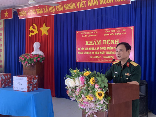 Bệnh viện quân y 87 cùng Ban Dân vận tỉnh uỷ Khánh Hoà tổ chức thăm, khám, cấp phát thuốc miễn phí cho gia đình chính sách, hộ nghèo